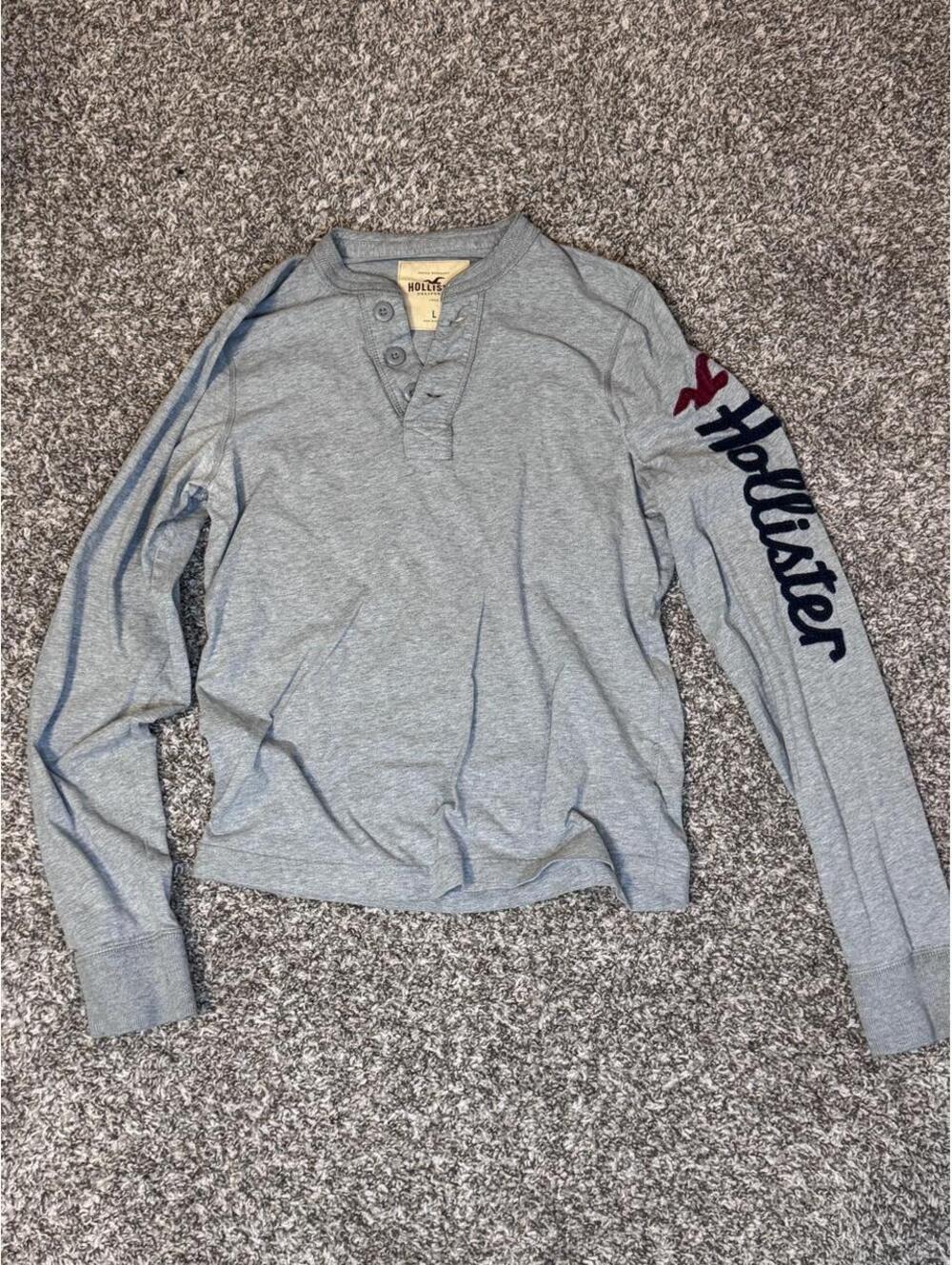 Hollister Long Sleeve Henley – Size Large 🌊